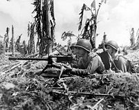 Three 美國海軍陸戰隊 and their machine gun lay heavy fire on a 大日本帝國 狙擊手 nest (July 28, 1944).