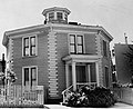 Concrete house – Fowler's "gravel wall" construction – with cement render scored to look like masonry. McElroy Octagon House, San Francisco, California (built 1861).