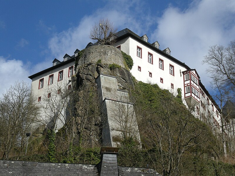 File:Burg Bilstein vom Ort 2.jpg