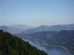 Vista hacia el este hacia The Dalles desde Dog Mountain.