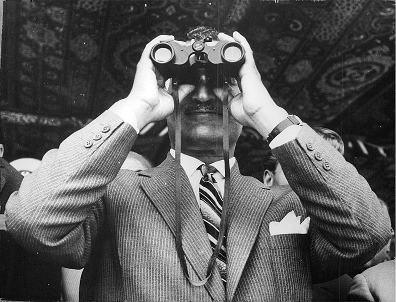 File:Gamal-Abdel-Nasser-Hussein-using-binocular-142365928348.jpg