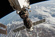 A nave acoplada à ISS sobrevoa o Nepal e a China.