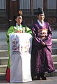 Традиционная корейская свадьба в ноябре 2006 года с невестой в корейском костюме и женихом в китайском костюме, который также носят дворцовые чиновники и королевские особы со времён Объединённого Королевства Силла.