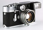 Leica M3 mit Suchervor­satz („Brille“) für 35-mm-Objektive