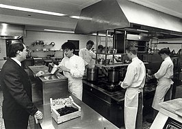 De keuken tijdens de drukte in verband met het kerstmenu in 1990