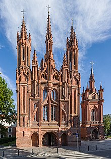 Fachada da Igreja de Santa Ana em Vilnius, Lituânia (década de 1490)