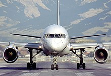 Vue de face d'un avion de ligne ; on voit le profil du fuselage, le dièdre de l'aile et les réacteurs.