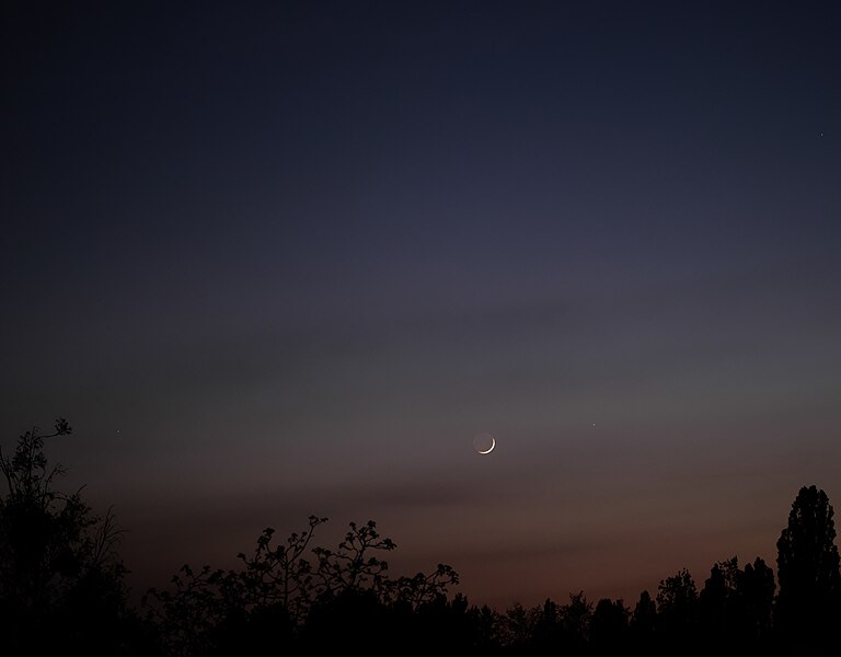 File:Mond.im.Neulicht.in.Konjunktion.mit.Merkur.im.Goldenen.Tor.der.Ekliptik.P1138812.jpg