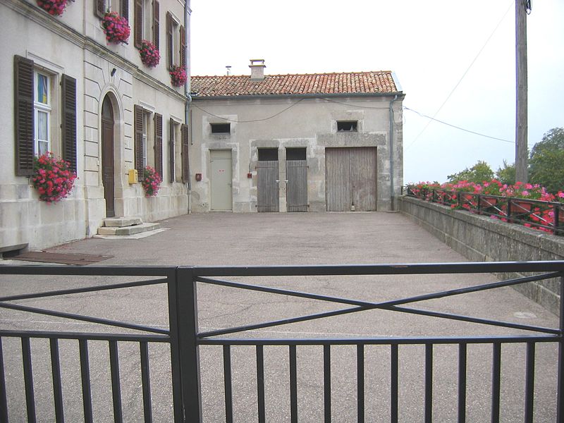 File:Broussey-Cour de l ecole.JPG