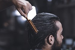 عکس استفاده از شانه در آرایشگاه ها مردانه در مشهد