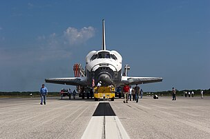 La navette Atlantis évacuant le Shuttle Landing Facility après la dernière mission d'une navette spatiale américaine, en juillet 2011. (définition réelle 3 000 × 1 996)