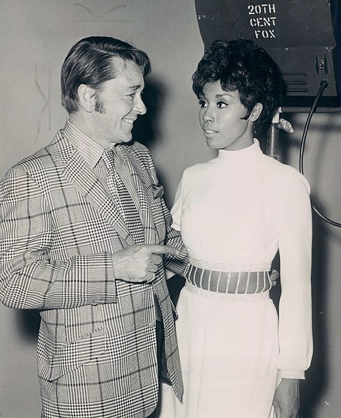 File:Travilla-Diahann Carroll.jpg