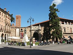 L'ingresso al cortile del teatro da piazza Matteotti