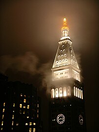 Vista nocturna con niebla