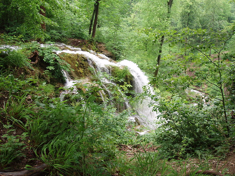 File:NeidlingenWasserfallvoll.jpg