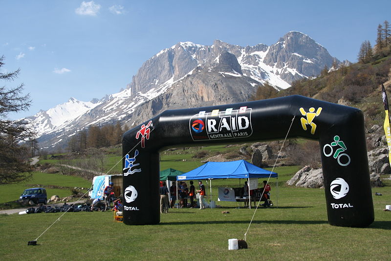 File:Arrivée Raid.jpg