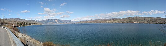 El lago visto desde la orilla sur desde la United States Highway 97.