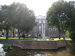 Het Dr.Sarphatihuis, gezien vanaf de Plantage Muidergracht