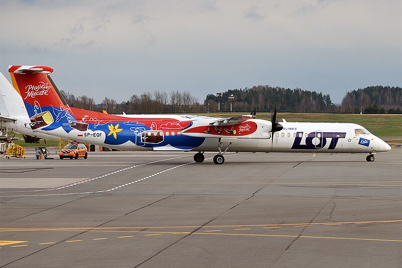 File:LOT (Ptasie Mleczko Livery), SP-EQF, Bombardier Dash 8 Q400 (33952141121).jpg