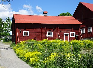 Äldre, knuttimrad ekonomibyggnad.