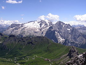 Le col Pordoi avec, en arrière plan, la face nord de la Marmolada et son glacier.