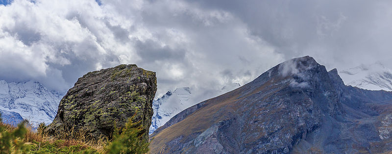 File:Bergtocht van Gimillan (1805m.) naar Colle Tsa Sètse in Cogne Valley (Italië). Zicht op grote vrijstaande rots 05.jpg