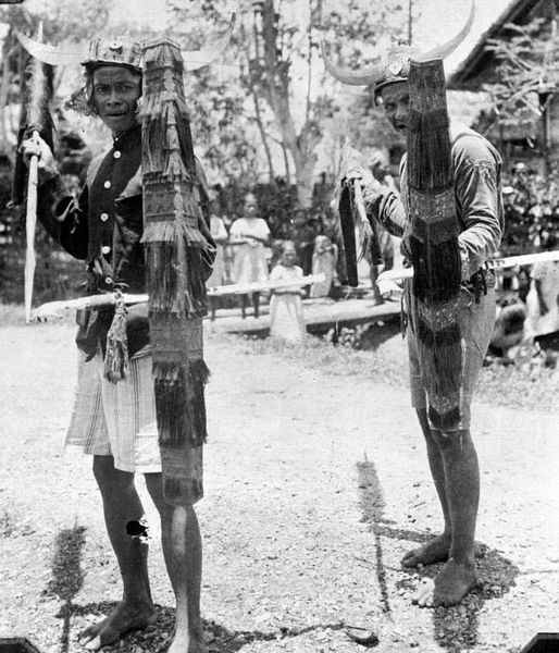 File:COLLECTIE TROPENMUSEUM 'Tjakalélé' dansers voeren een dans op in kampong Bora te Biromaru Donggala Celebes TMnr 10003467.jpg