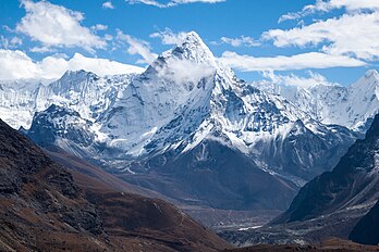 L'Ama Dablam, un sommet du parc national de Sagarmatha (Népal), à proximité de l'Everest et du Lhotse. (définition réelle 4 032 × 2 688)