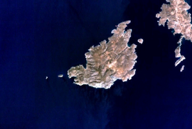 Satellite image of Irakleia. Island at the edge of the image on the right (east) is Schoinoussa, islets on the left (west) are Avelonisia