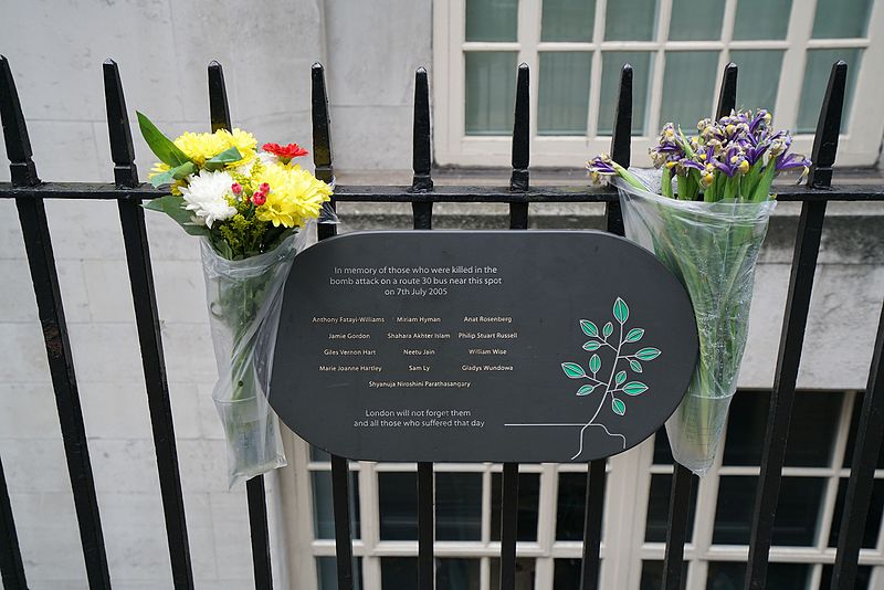 File:London- Tavistock Square- Gedenktafel an die Terroranschläge am 7. Juli 2005 in London 19.8.2016.JPG