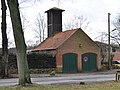 Ehemaliges Spritzenhaus der Bergstedter Feuerwehr am Bergstedter Markt in Hamburg-Bergstedt. Es wurde 1881 erbaut und 1922 ausgebaut und erweitert. Aus diesem Jahr stammt auch der Schlauchturm.