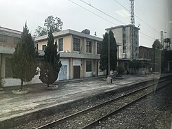 石泉駅のホームと駅舎