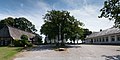 Deutsch: Vorplatz der Marienkirche in Boren mit Schleswig-Holstein-Gedenkstein, Doppeleiche, Küsterhaus (links) und Grundschule (rechts).