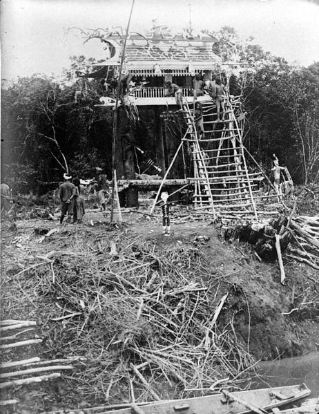 File:COLLECTIE TROPENMUSEUM Aan het eind van de begrafenis van een Dajak hoofd wordt de overledene bijgezet in een grafhuisje Mahakam Borneo TMnr 10003168.jpg