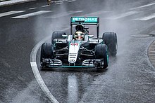 Lewis Hamilton, 2016 Monaco Grand Prix'sinde yağmur altında yarışıyor . Islak lastiklerinin izleri görülüyor.