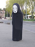 Cosplay du Sans-Visage.