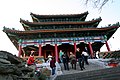 Um pavilhão três histórias no topo de um dos cumes do Jingshan