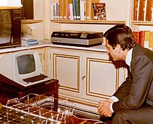 Suárez with a computer.jpg