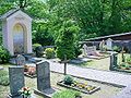 Der Friedhof von Berzona mit den Grabsteinen von Alfred und Gisela Andersch in der rechten Bildhälfte