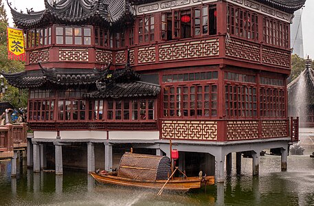 Dibina pada tahun 1855, Teater Huxinting di kolam Yu Garden masih digunakan pada tahun 2018