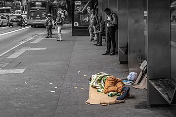 Morador de rua dormindo na Avenida Paulista, na cidade de São Paulo, Brasil. A Declaração Universal dos Direitos Humanos, adotada pela Organização das Nações Unidas em 1948, estabelece que todas as pessoas têm direito à habitação. No entanto, este direito está longe de ser garantido para muitas pessoas em todo o mundo. É o nível máximo de exclusão social e marginalização que a sociedade moderna atinge. (definição 6 000 × 4 000)