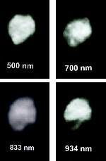 Juno per quattuor intervalla longitudinum undae videtur. Crater magnus ad 934 nm obscurus videtur.