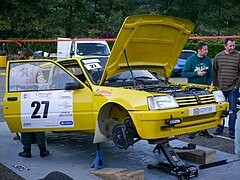 Peugeot 205 GTI au parc d'assistance.