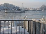 Vy från bryggan Allmänna gränd mot Kastellholmen, Gamla stan och Skeppsholmen.