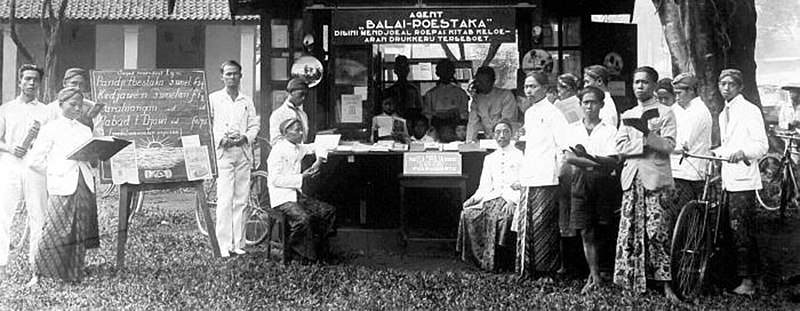 File:COLLECTIE TROPENMUSEUM 'Kiosk van 'Balai Poestaka' te Poerwokerto.' TMnr 10000591 (cropped).jpg