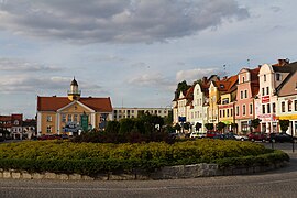 Häuser am Plac Wolności, im Hintergrund das Rathaus