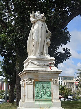 La Statue de l'impératrice Joséphine, décapitée, en 1998.