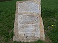 Steinplatte mit Beschriftung, am westlichen Rundweg