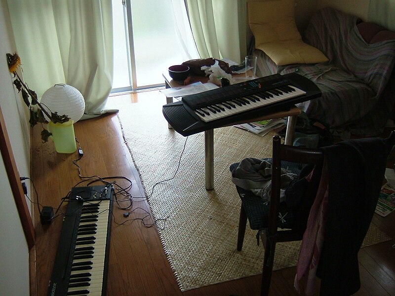 File:Kurisuuu Casiotone 201 and Yamaha PortaTone PSR-76.jpg