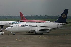 PK-RIM, le Boeing 737 impliqué dans l'accident, ici à l'aéroport international Soekarno-Hatta en décembre 2004.